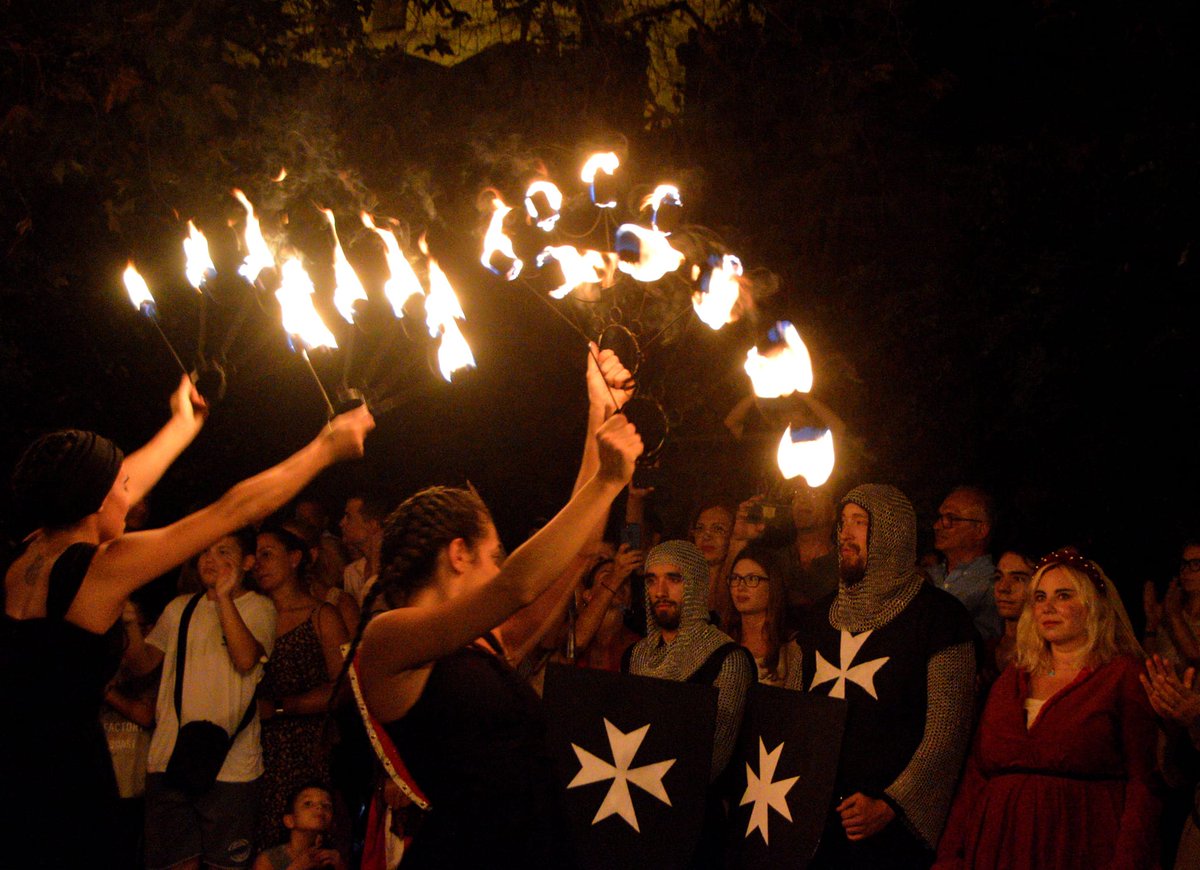 TheGreekVibe's tweet photo. Did you know #Rhodes hosts an annual Medieval festival complete with dancers in royal red robes, fleeting fairies, fire eaters,  jugglers, witches, and knights in shining armor? #travel @MedievalRose 
https://t.co/VQMY544dou https://t.co/5hIgrv3bUs