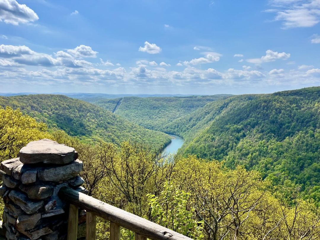 Do you have a favorite overlook in #AlmostHeaven? 🤔 📍: Coopers Rock State Forest 📸: instagram.com/ramblingpa_soul