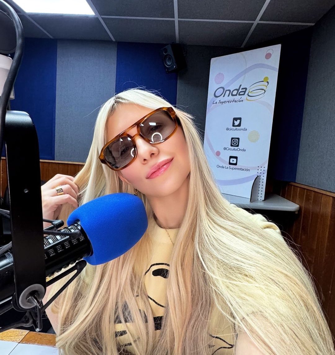 Buenos días desde la cabina de #ShirleyRadio 🎙️