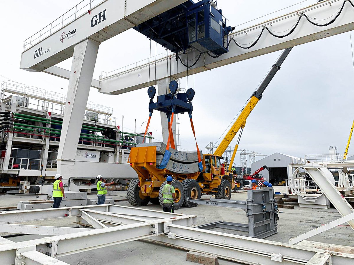 TheDiggerBlog's tweet image. From the Blog: Dump truck modified for tunnel segments dlvr.it/T7DsyG #blog #construction #equipment