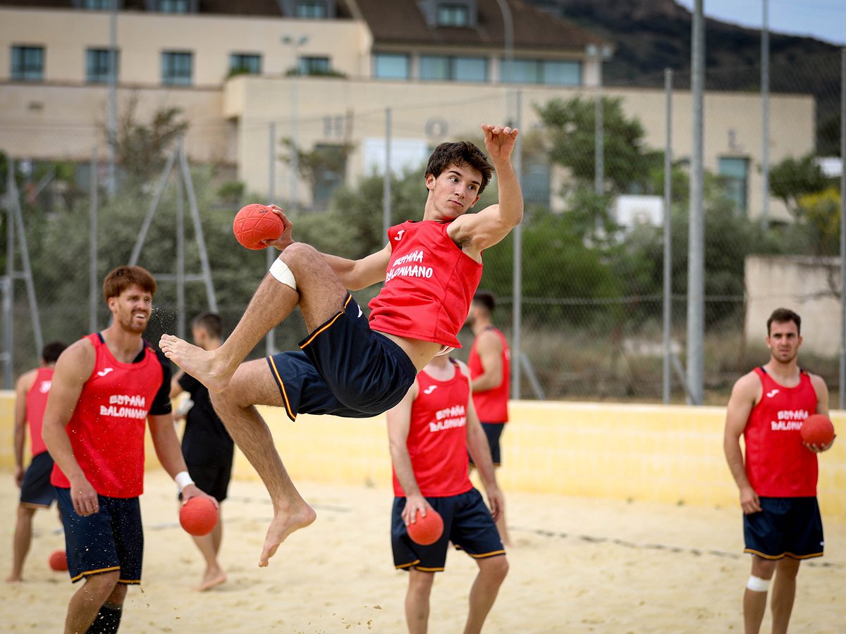 🔴 ¡Ya tenemos 𝐜𝐨𝐧𝐯𝐨𝐜𝐚𝐭𝐨𝐫𝐢𝐚 de los #HispanosArena para el TIE y la concentración de Antequera 💪 Esta doble cita de los de Juan Antonio Vázquez servirá para 'definir los 10 jugadores que irán al Mundial' 📰 Toda la información 👉 rfebm.com/noticia/defini… #Balonmano