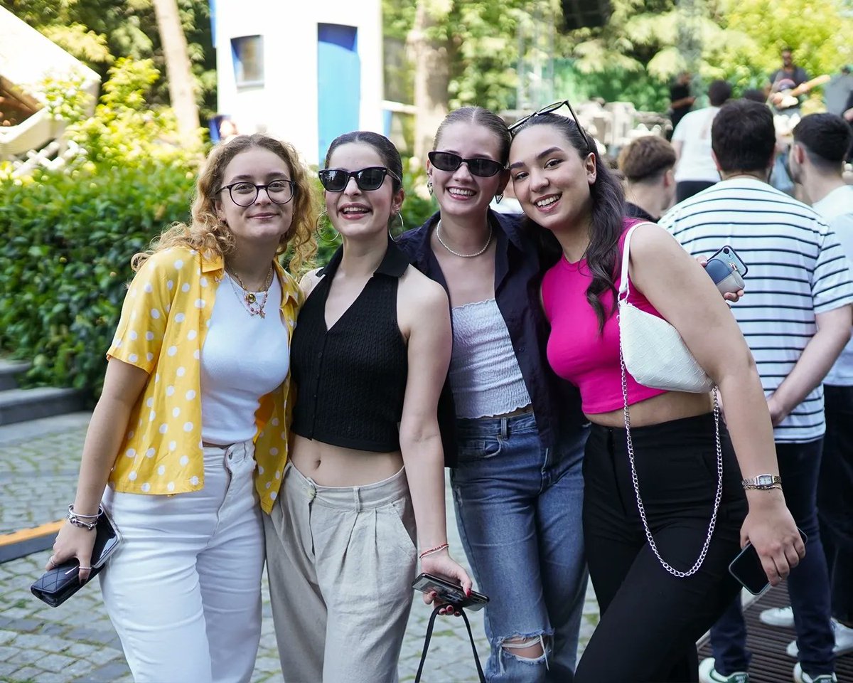MEFuniversitesi's tweet photo. Dün MEFliler 🌸🎶 Baharın enerjisini hissetti. MEF Bahar Şenliğinde birçok atölye ve etkinlikle eğlendi. Yaşlı Amca Grubu’nun müthiş konseriyle müzik dolu bir akşam yaşadı, dans etti…  🕺🏻💃 Baharın coşkusu bugün de MEF’te devam edecek. Gelin birlikte yaşayalım! 🎤🌿

#BaharŞenliği #MEFliOlmak #ÜniversiteHayatı