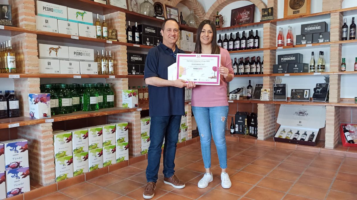 Premios Manojo (@premiosmanojo) on Twitter photo De la Cooperativa San Isidro Labrador, de Las Pedroñeras (Cuenca) recogemos el vino finalista #PremiosManojo24 “Pedroheras 2017” en la categoría de tintos reserva. <a href="/vinospedroheras/">BODEGAS PEDROHERAS</a> De la Cooperativa San Isidro Labrador, de Las Pedroñeras (Cuenca) recogemos el vino finalista #PremiosManojo24 “Pedroheras 2017” en la categoría de tintos reserva. <a href="/vinospedroheras/">BODEGAS PEDROHERAS</a>