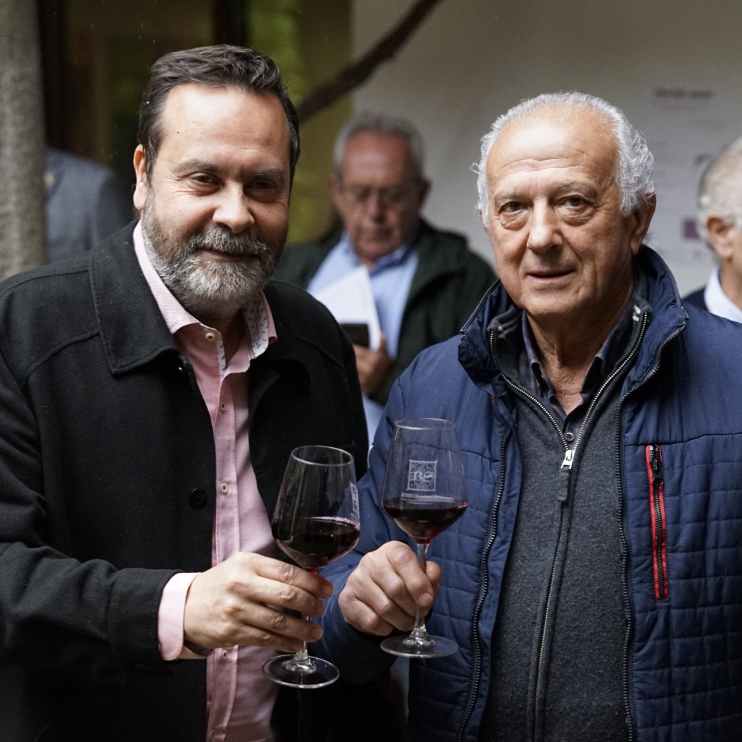 El pasado martes acogimos una reunión con representantes de las diputaciones de Lugo y Ourense, así de los concellos pertenecientes a la Ribeira Sacra, para aportar ideas e iniciativas para definir el futuro del vino en nuestro territorio.