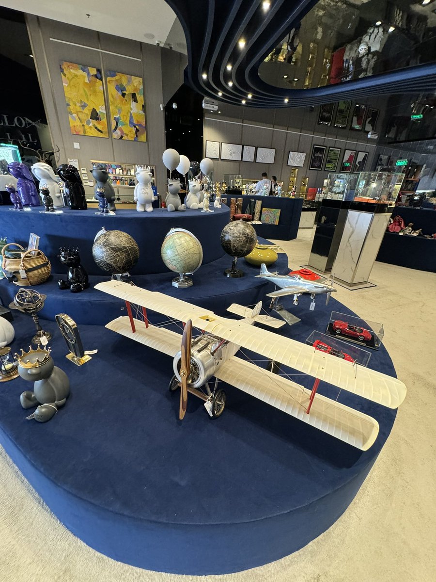 SBoghdady's tweet image. Oh the cash I see flying outta my wallet. #SelfControlNeeded