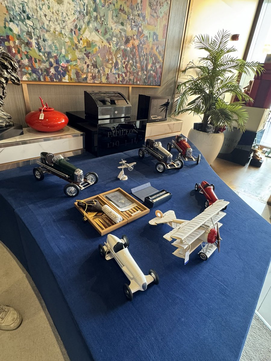 SBoghdady's tweet image. Oh the cash I see flying outta my wallet. #SelfControlNeeded