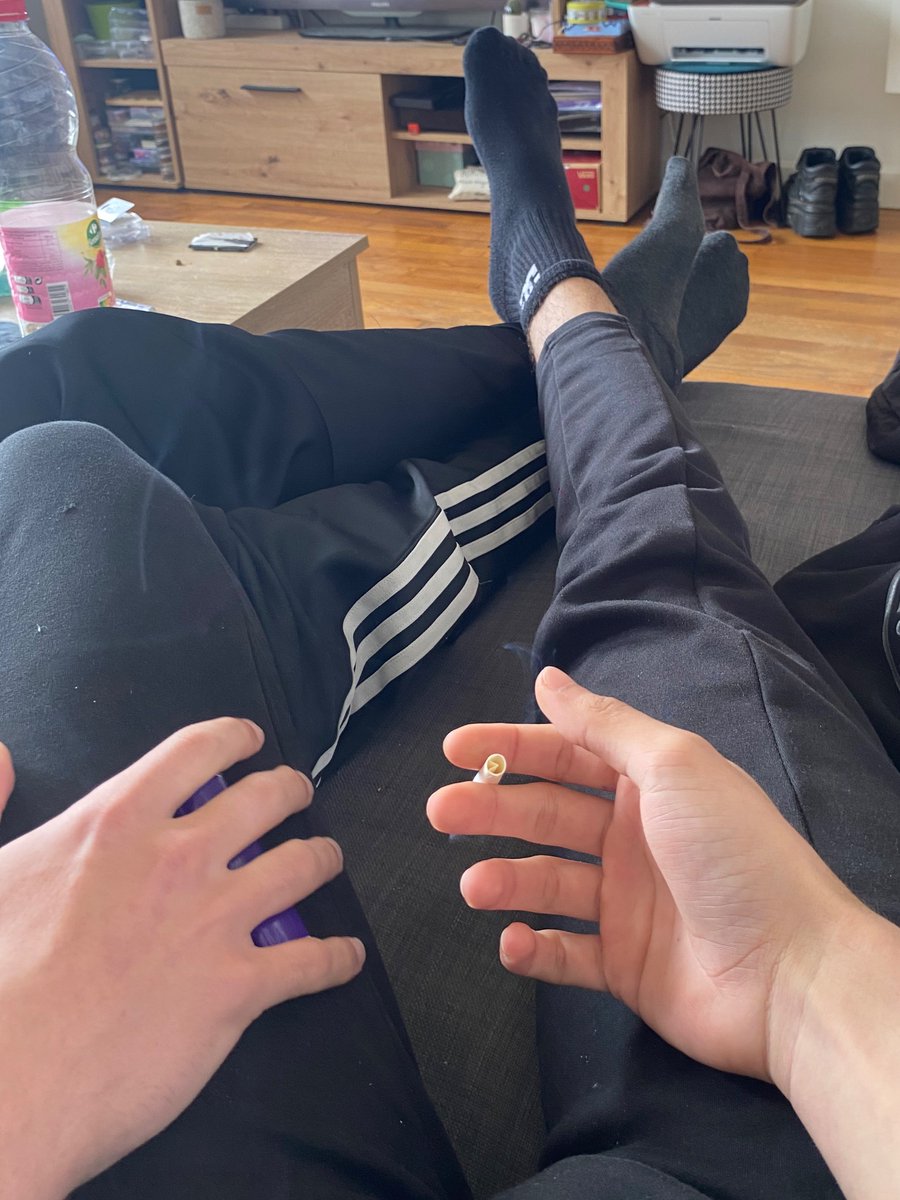 jeuneschaud's tweet photo. RT si tu voudrais être à nos pieds 🦶🏽😏🔞 #gayfoot https://t.co/YUUhWQySNk