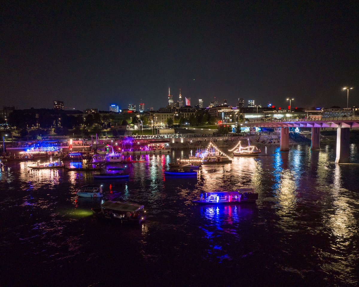 warszawa's tweet photo. Znacie #Riverlights. Festiwal na Wiśle? To niepowtarzalne widowisko - parada udekorowanych światłem łodzi, płynących w rytm hipnotycznej muzyki elektronicznej. Wpadajcie, wieczorem do #DzielnicaWisła.
Kiedy? Dzisiaj, 25.05
O której? Godz. 21:30
Gdzie? Dworzec Wodny WWA https://t.co/X3LjU8Vrra