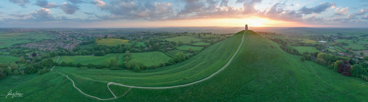 Glastonbury Tor.
Embracing serenity at the hilltop, where history whispers to the sunset.

@ITVCharlieP @BBCBristol @TravelSomerset #ThePhotoHour #Somerset @VisitSomerset @bbcsomerset #Sunrise #Glastonburytor @PanoPhotos @SomersetLife @SmrsetOutdoorNT