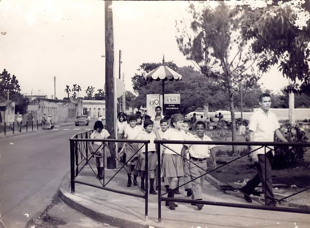 PeriodicoGiron's tweet photo. La Terminal de Ómnibus de #Matanzas, fundada como estación de ferrocarriles en 1883, posee una arquitectura que no suele pasar desapercibida ante la curiosidad de locales y foráneos. 
#PeriodicoGiron :
https://t.co/WtKm1qy7il

✍️ Humberto Fuentes https://t.co/HZJrnRuxGe