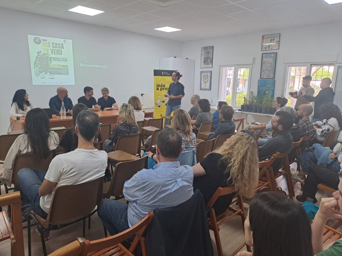 🪴@vlcclimaenergia ha organitzat un taller per a conéixer els beneficis de tindre plantes🪻 a casa per a millorar la salut. ➡️Este ha sigut el primer taller realitzat en col·laboració amb @VLCVerda i la @FedVeinalVLC. #EUGrenCapital 🌿 🔗i.mtr.cool/cewgbgssmg