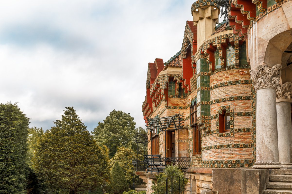 Ya sabéis que nos encanta saber más de vosotros..😜

Por eso hoy queremos poner a prueba vuestra imaginación ✨

¿Te atreverías a vivir un día en el 'capricho' de Gaudí? 🤔 ¿Qué locura harías si tuvieras este edificio solo para ti durante 24 horas? 🤯