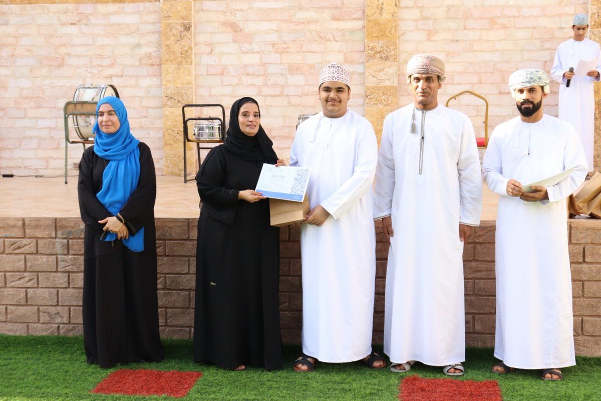 EduGovMct1542's tweet photo. كما كرمت أ.بدرية السناني مديرة إدارة التربية والتعليم بالسيب و مبادرة من أ. عبدالعزيز القاسمي الطلبة المجيدين علميا وسلوكيا في مادة اللغة العربية لصفوف التاسع ١ و ٢ و ٣ . https://t.co/HGPlmJxioQ