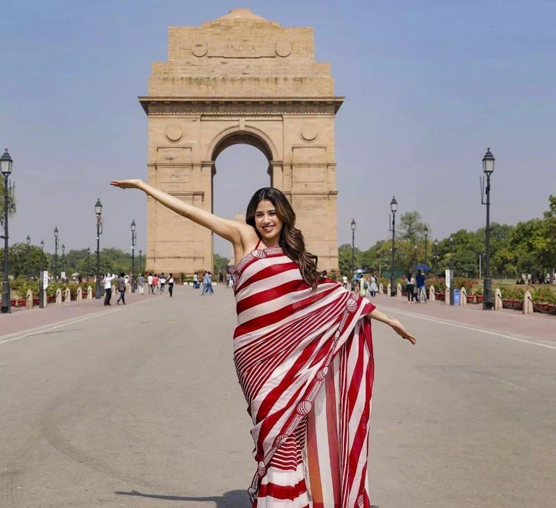 #JanhviKapoor visits India Gate in a cricket-themed sari #janhvikapoor #janhvi #trendingnow #bollywood