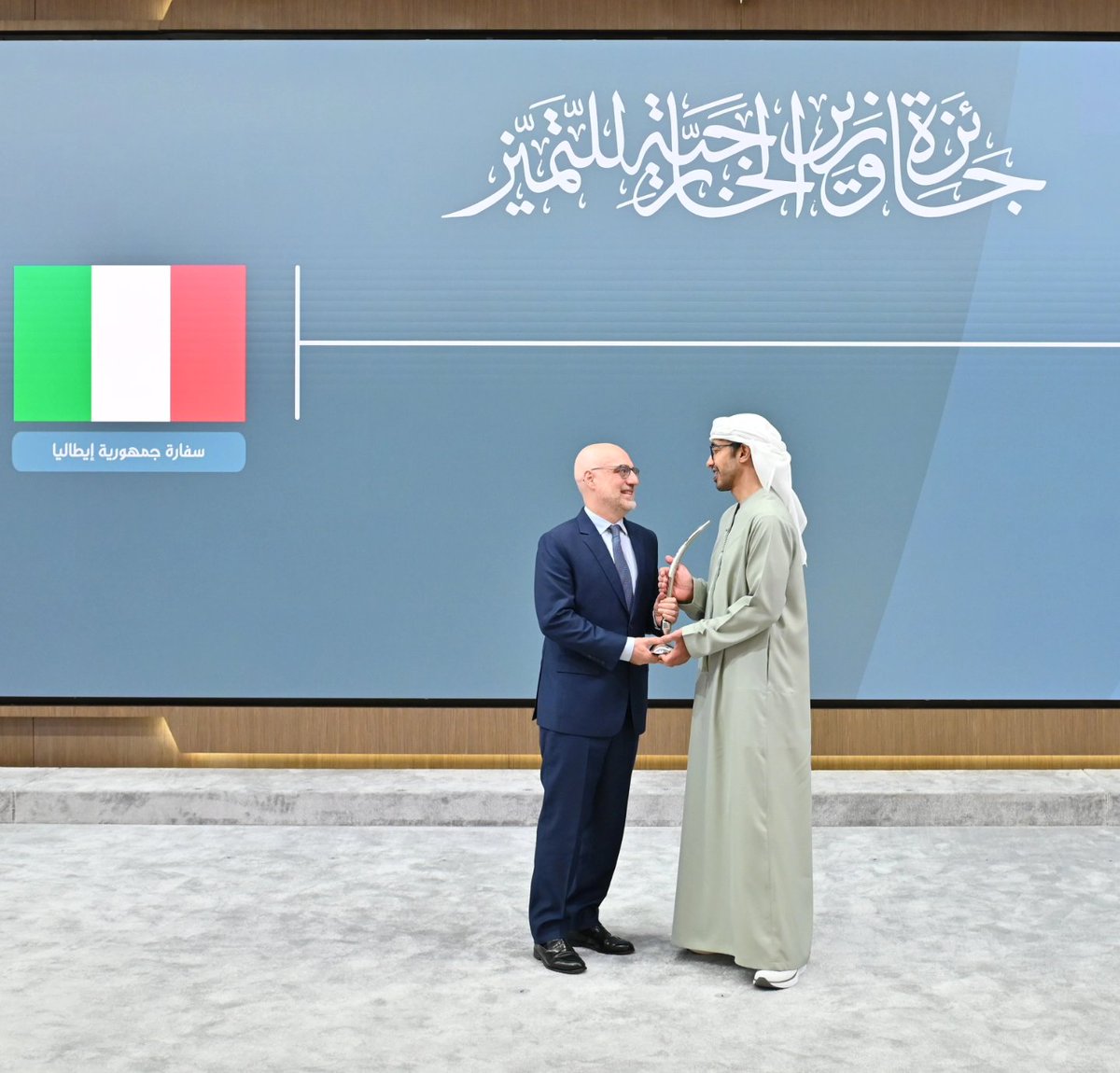 🏆Onorato di ricevere dal Ministro degli Esteri 🇦🇪,  Sceicco Abdullah bin Zayed Al Nahyan, l'Excellence Award del Ministero degli Esteri.
Un riconoscimento allo straordinario lavoro collettivo di tutta l'ambasciata e del Sistema 🇮🇹 negli EAU, nonché alle eccellenti relazioni 🇮🇹🇦🇪