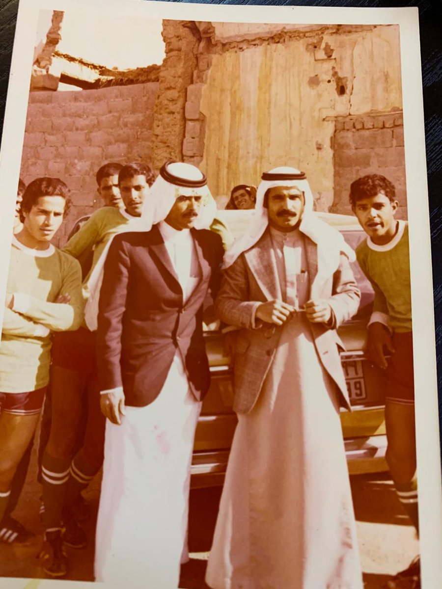 #الخلود_دوري_روشن 
جزء من تاريخ نادي الخلود بصوره تجمع أول رئيس لنادي الخلود ونائب الرئيس كم هو كبير هذا النادي 
رئيس نادي الخلود / 
عبدالله العواجي
ونائب الرئيس/ 
علي العقلان