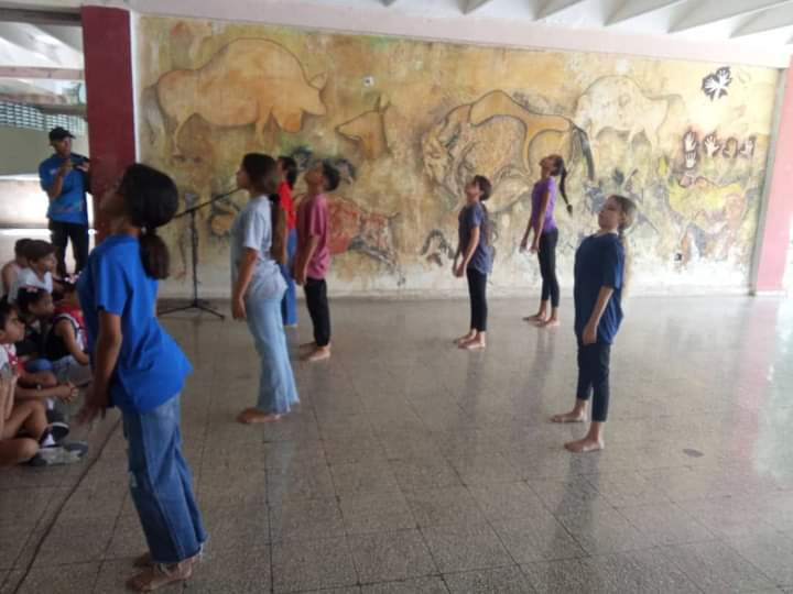 El nivel educativo primario celebra el Encuentro con la Historia en #EEARaúlGómezGarcía. Los artistas en formación se inspiran en la obra del apóstol José Martí para sus presentaciones. ¡Vive en cada niño el legado literario de Martí! #BibliotecaEscolar #ElArtedeEnsenarelArte