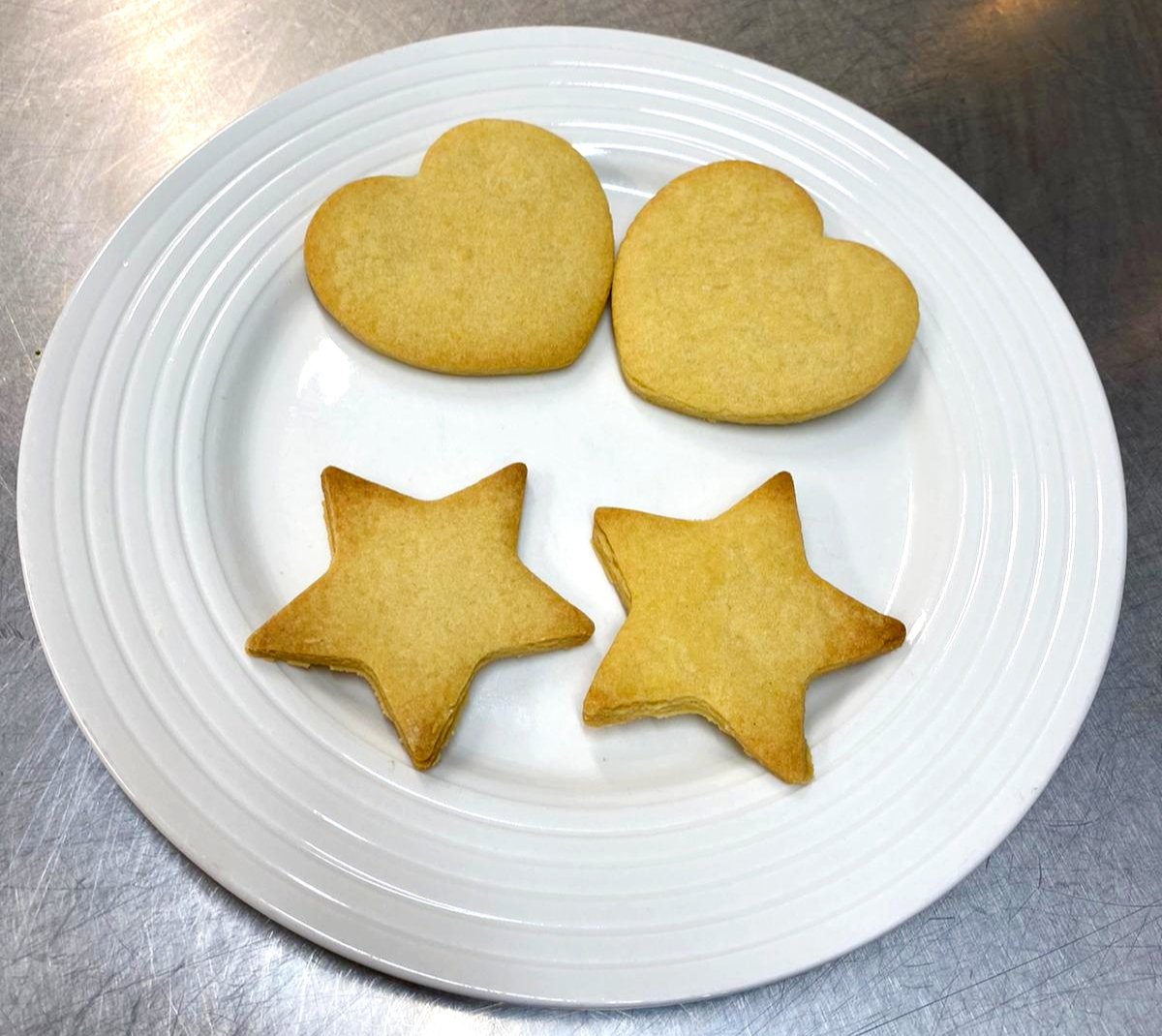 TewkPri's tweet photo. Stars 🌟 &amp; Hearts 💕- Our lovely kitchen baked these shortbread biscuits today 😁. 
#Stars #Hearts #TewkesburyCofEPrimary #TewkesburyPrimaryKitchen #SchoolKitchen #primaryteaching #Primaryschool #primaryeducation #tewkesbury #tewkpri #TewkesburyPrimarySchool #gloucestershire https://t.co/juQcAYzpWK