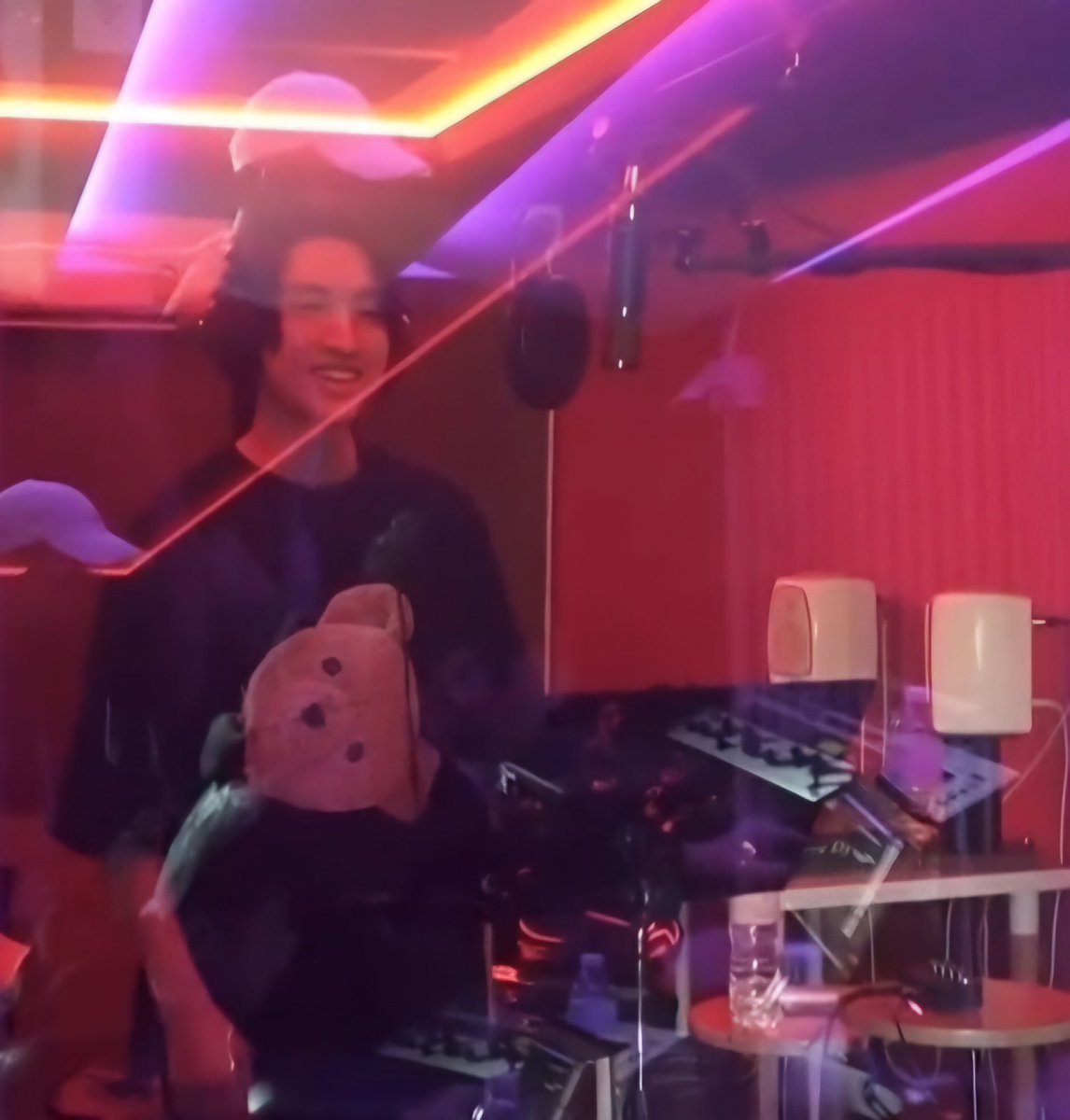 zenis333's tweet image. He&apos;s the coolest man🐰💕🤧😭👏👏
Satisfaction, that smile is an angel🫣🫣🫶🫶

#S2TheSunset #S2SOS
#Noeulnuttarat #MagentaBoy 
#BoNoh