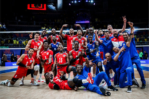 Espectacular triunfo de #Cuba sobre #Brasil en cuatro reñidos parciales (25-23, 27-29, 25-21, 25-21) en la jornada inaugural del grupo dos de la Liga de Naciones de #Voleibol 2024, con sede en Río de Janeiro. Arriba muchachos, claro que clasificar a #Paris2024 es posible.