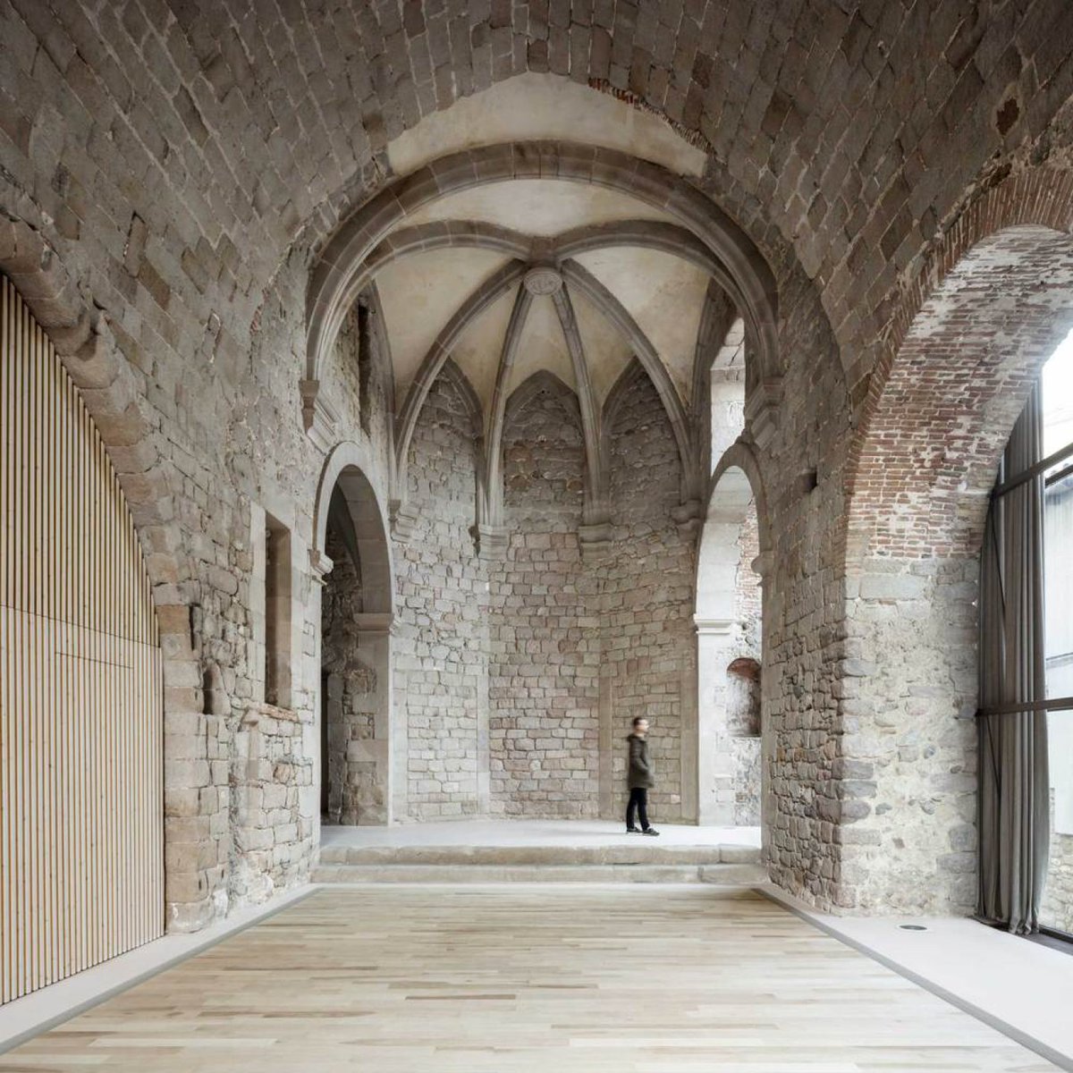 Este espacio histórico ha sido renovado con madera, creando un ambiente cálido y acogedor. Lee más aquí… 
espaciosdemadera.blogspot.com/2024/05/rehabi…
.
#arquitecturaenmadera #sostenibilidad #rehabilitacion #diseñoarquitectonico #espaciosculturales