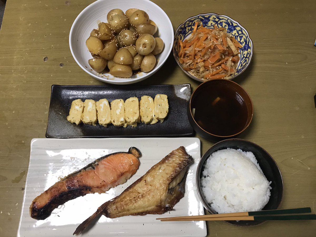 今日のパッ取りご飯。

鮭の塩麹焼き
赤魚の焼き魚
卵焼き
新じゃがの甘辛煮
切り干し大根
ワカメと高野豆腐の味噌汁

#おうちごはん
#晩御飯