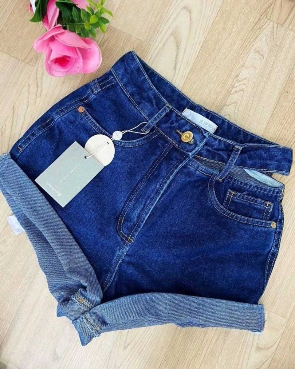 Step into summer in style with these chic denim shorts. Pair them with your favorite top and sandals for a relaxed yet put-together look 🩳
#DenimShorts #ootd #style #styleinspo #instafashion #ropacool57 #ropa_cool_57
