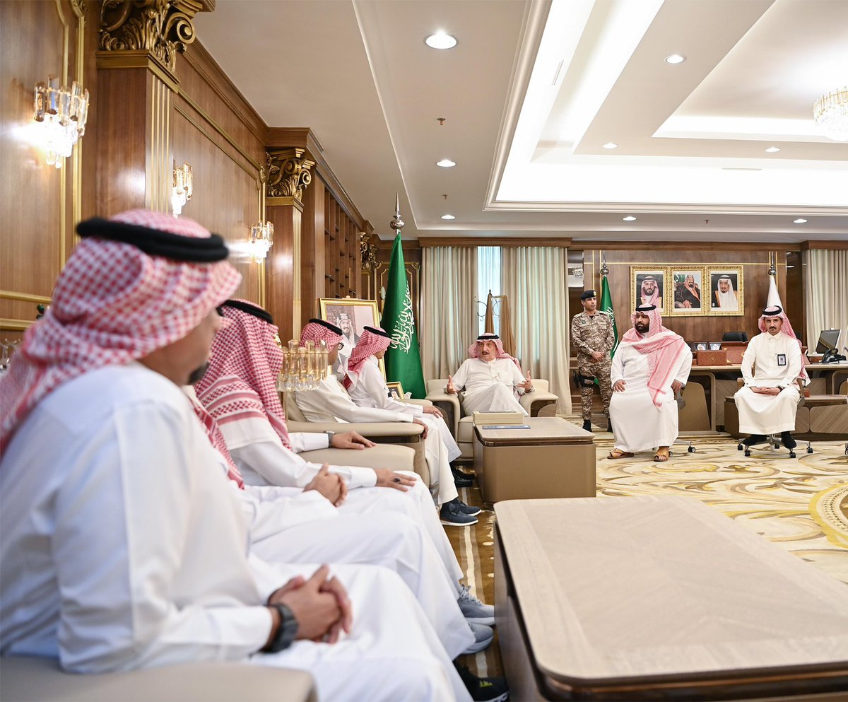jazangov's tweet photo. سمو أمير منطقة جازان
#محمد_بن_ناصر
يستقبل مدير إدارة الأمن السيبراني بإمارة المنطقة أ.هاني زنقوطي، ومنسوبي الإدارة، ويتسلم التقرير السنوي لالتزام الإمارة بضوابط الأمن السيبراني للعام 2023م. 
كرم سموه منسوبي الإدارة نظير تميزهم في تطبيق الالتزام بضوابط الهيئة الوطنية للأمن السيبراني، للعام الثالث على التوالي، مشيداً بجهودهم للوصول بالعمل إلى أعلى مستوى من مأمونية البيانات وكافة مواقع الإمارة الإلكترونية وخدماتها.