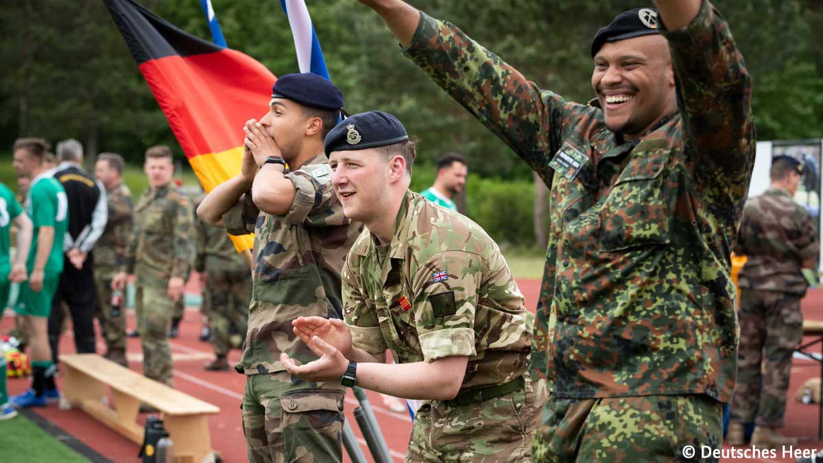 Strengthening multinational camaraderie is part of training at the German Army's military academy for officers.

The academy in Dresden hosts a trilateral exchange programme every year, where around 90 young soldiers from 🇬🇧,🇫🇷&🇩🇪 work on projects together & test their ⚽️ skills.