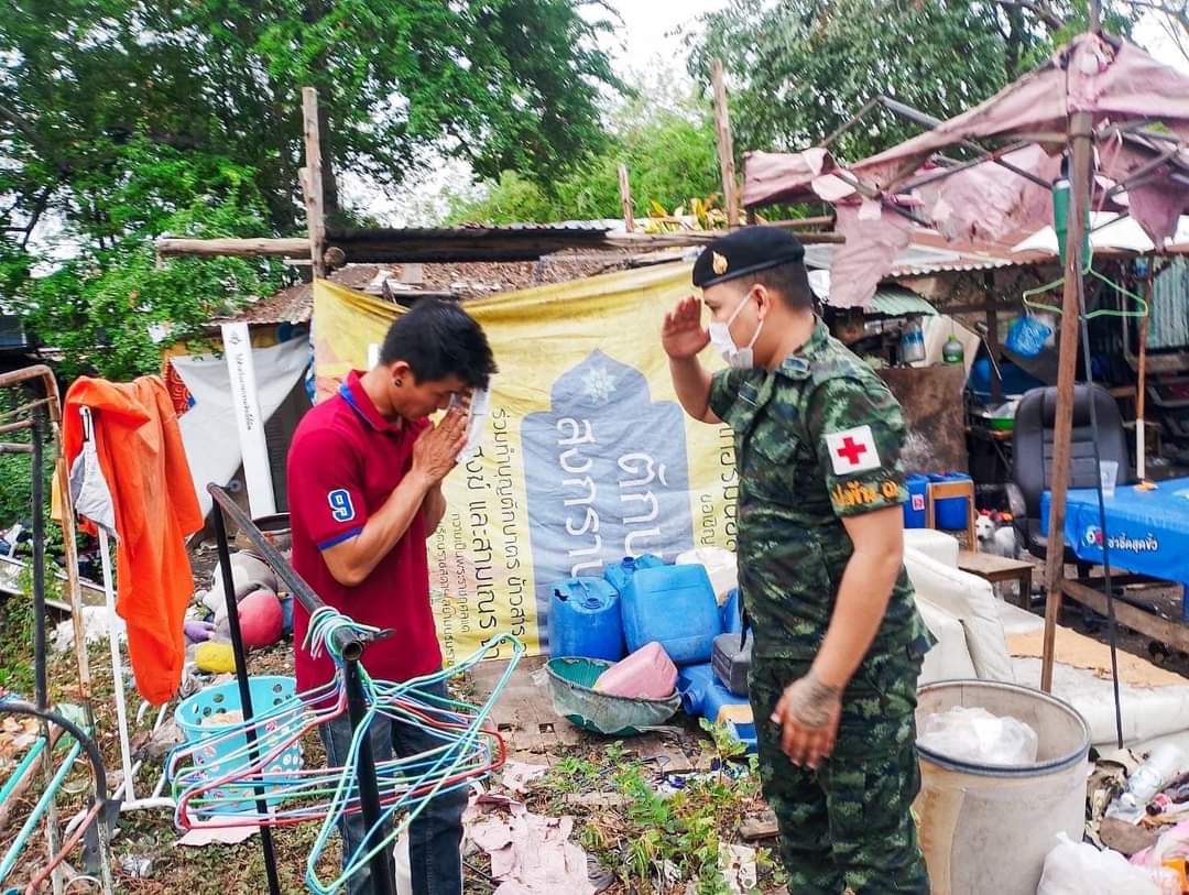 army_greenbrain's tweet photo. บริการ delivery...ดูแลสุขภาพถึงที่เลยคร้าบ!!

พี่ๆทหารเสนารักษ์ ลงพื้นที่ให้บริการทางการแพทย์ พร้อมกับแจกยาสามัญประจำบ้าน แก่ประชาชน เพื่อเป็นการช่วยเหลือประชาชนให้สามารถเข้าถึงบริการทางการแพทย์ได้���ย่างทั่วถึง

หน่วย : ป.3 พัน.3
ณ : อ.เมือง จ.นครราชสีมา
#ทหาร #สุขภาพ https://t.co/ErJHs4ovhH
