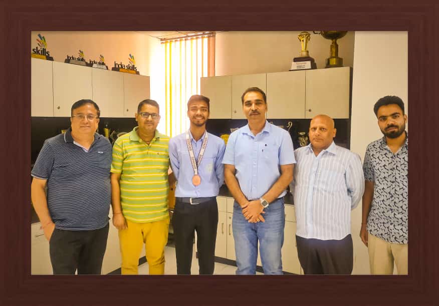 ISTC_Chandigarh's tweet photo. Mr. Tarun Kotyan, a student at ISTC, won the Bronze medal in the India Skill-2024 National level competition for the "Industrial Control". https://t.co/azmzrkSzu0