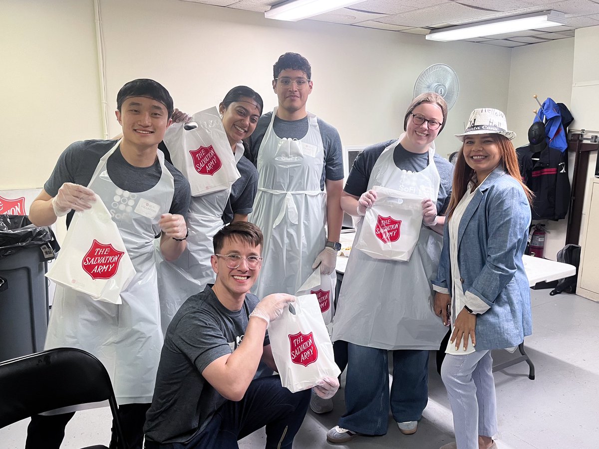 salvationarmyny's tweet photo. Days of service are some of the most special days of the year for us. We’re grateful to @UBS and @SoFi for volunteering at two of our community centers last week! 

Because of your decision to volunteer, you’re helping us make a difference in the lives of New Yorkers, thank you. https://t.co/5pboCcRCld