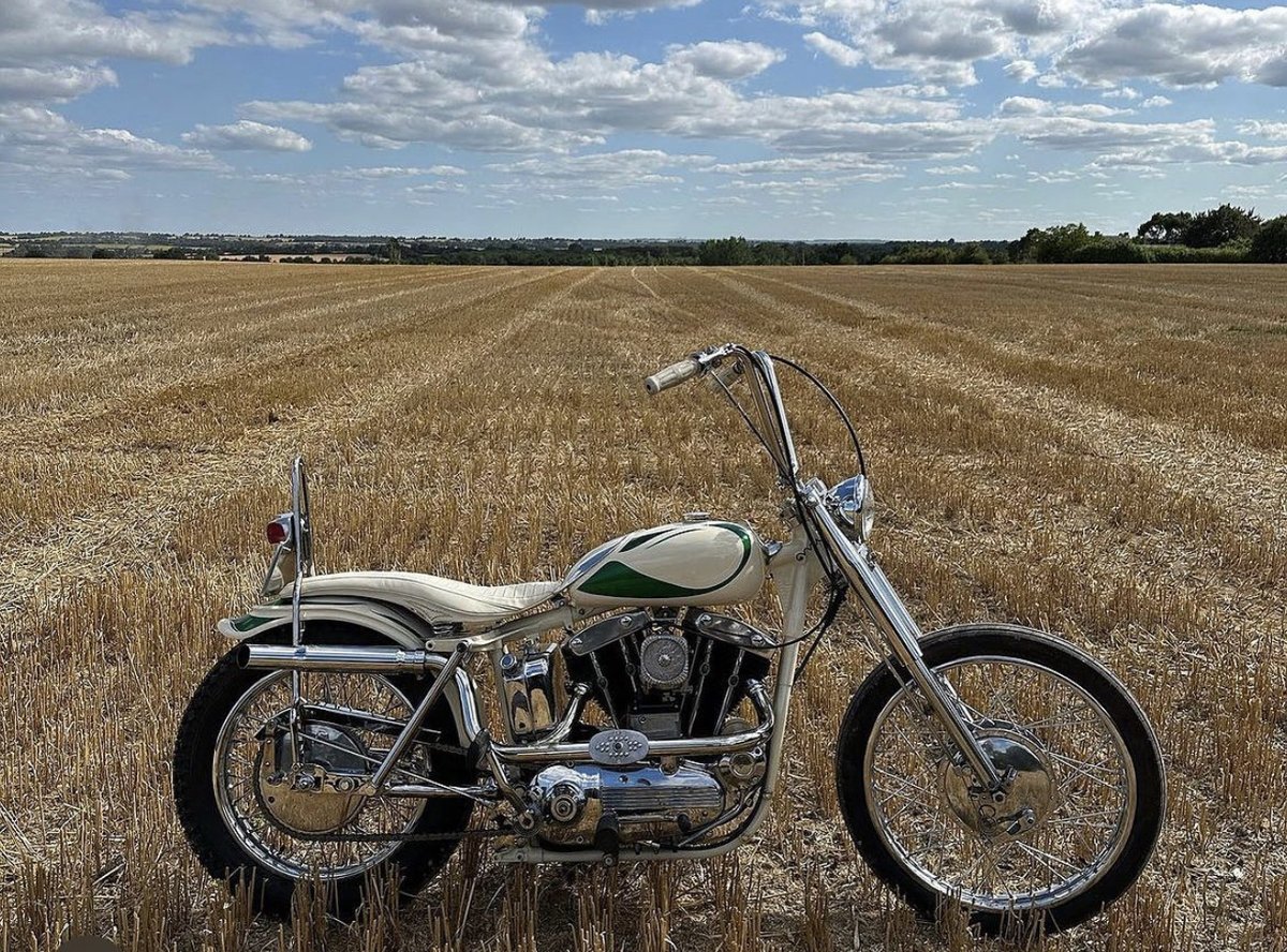 LowbrowCustoms's tweet photo. What a sick Ironhead XLH900 from @unicorn_flakes_vintagechoppers Classic done right. #struttin #ironhead #choppershit #customsportster #customironhead #chopitbuilditrideit https://t.co/PitCCtFo59