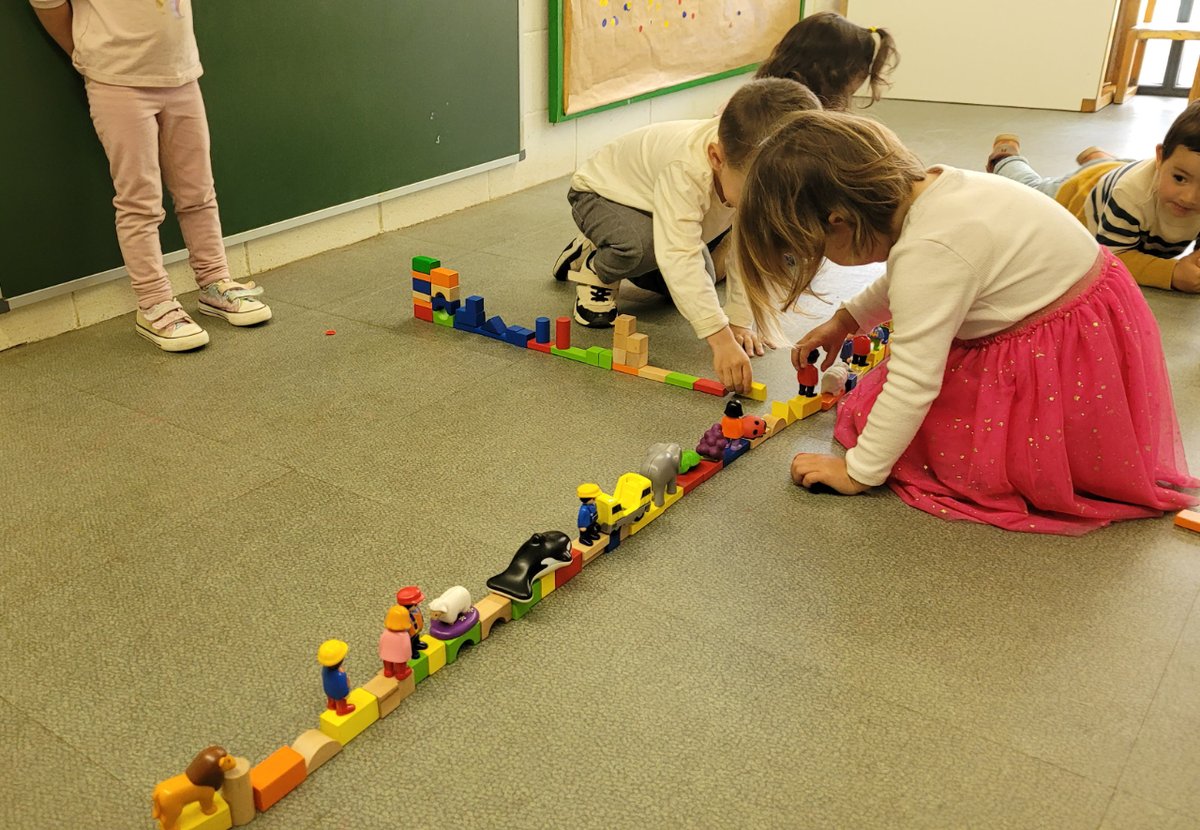 AjCastelltersol's tweet image. 🧩El paper de l&apos;adult passa a un segon pla en el moment de joc.

🧸És qui prèviament ha pensat els espais i els materials per ajudar a les criatures a ser protagonistes dels seus processos d&apos;aprenentatge.

#Espurna #escolabressol #Castellterçol