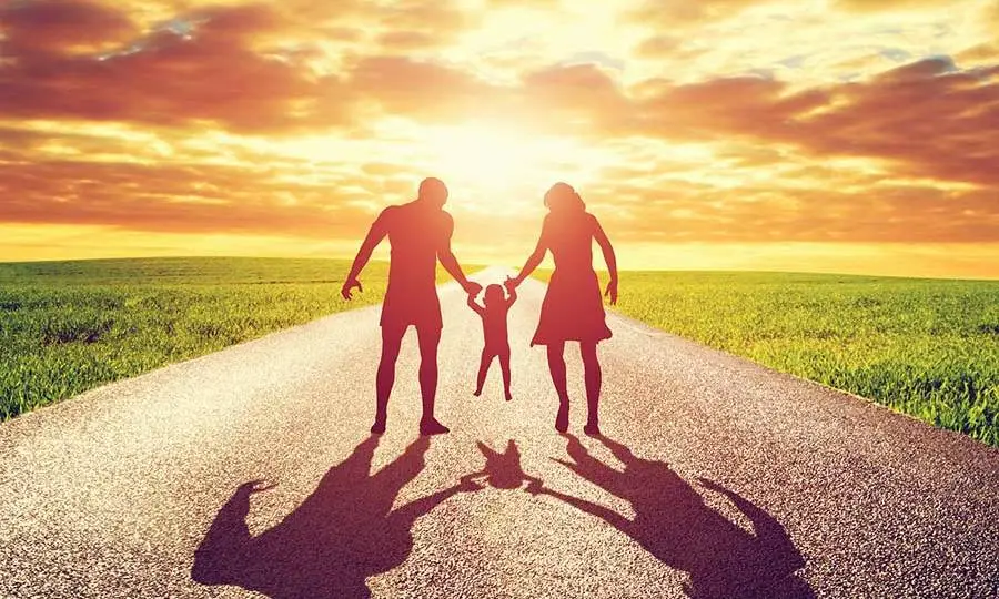 Dünya'nın yıldızımız Güneş'e uzaklığı sabit değildir.   

Her saniye, her dakika, her ay, her yıl, yıldızımızdan biraz daha uzaklaşırız. Öyle ki, doğduğunuz yıl Güneş'e daha yakındınız ve şu anda daha uzaktasınız. Ömrünüz boyunca da uzaklaşmaya devam edeceksiniz.  

Elbette bunun