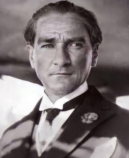 Atatürk cumhuriyeti 1932 yılında noktayı koydu.

 'Sahiplenilmeyen başıboş köpekler itlaf edilecektir.'

Şimdi devlet tekrar aynı yasayı uygulayacak.
#Başıboşköpekolmaz
#köpekleritoplayın