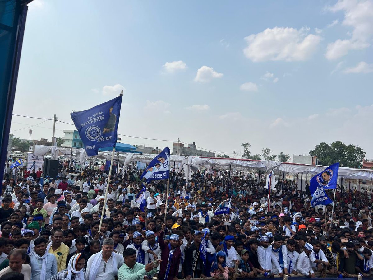 आज डुमरियागंज लोकसभा के नौगढ़ क्षेत्र में आजाद समाज पार्टी (कांशीराम) के प्रत्याशी चौधरी अमर सिंह जी की विशाल जनसभा में अपनों के बीच, साथ मे राष्ट्रीय शोषित समाज पार्टी के राष्ट्रीय अध्यक्ष श्रधेय स्वामी प्रसाद मौर्य जी भी मौजूद रहे।