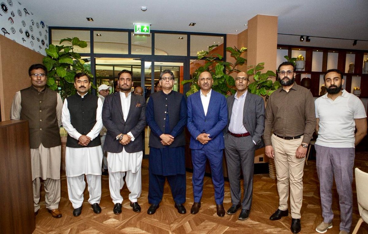 Amb @Suljuk Mustansar Tarar attended a community dinner attended by a number of overseas 🇵🇰is living in 🇳🇱 Appreciated their role in promoting 🇵🇰-🇳🇱 friendship Briefed about initiatives to enhance trade & investment & provision of consular services @ForeignOfficePk @PkPublicDiplo