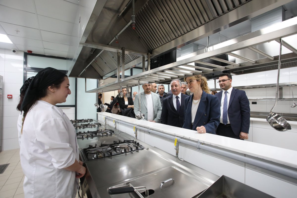 Rektörümüz Prof. Dr. Abdulhalik KARABULUT, IC Vakfı Yönetim Kurulu Başkanı Günseli ÇEÇEN ve beraberindekiler ile IC Vakfı'nın katkılarıyla Üniversitemizde açılan Gastronomi ve Mutfak Sanatları Uygulama Laboratuvarı'nı ziyaret ederek öğrencilerle bir araya geldi. <a href="/AhalikKarabulut/">Abdulhalik KARABULUT 🇹🇷</a>