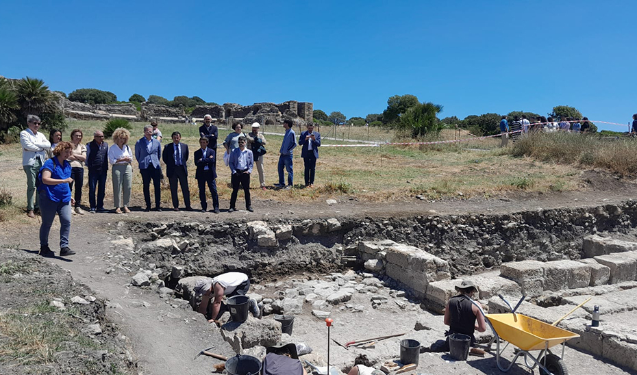 ℹ️ Las últimas excavaciones en @CABaeloClaudia descubren un mausoleo destruido por un seísmo en el siglo IV. ✅Entre los hallazgos recuperados se encuentra una cabeza femenina que, por su rostro y peinado, se podría datar en época Flavia. 🔗lajunta.es/4taee