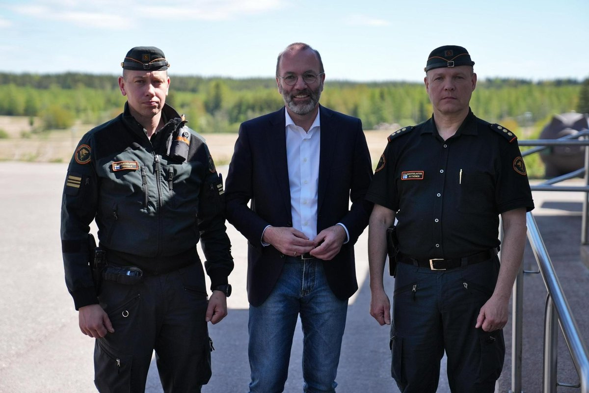 Finnish borders are European borders 🇫🇮🇪🇺! Today at the Vaalimaa border my message is: thank you for protecting EU & NATO border from the hybrid attacks of Russia & Belarus. Instrumentalising illegal migration is a threat to our security. We will not allow anyone to blackmail us!