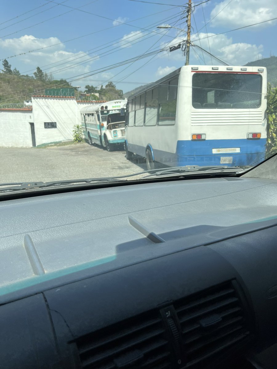 AdelaArq2712's tweet photo. @darwingonzalezp Alcalde buenos días …. Necesitamos su apoyo en la calle de peatones del sector Urb Charallavito, a 200 metros de la Alcaldía de Baruta. 2 autobuses estacionados día y noche hacen mecánica en la vía. Ayúdenos, instalación de talleres mecánicos en la calle Mirabal, sin luz la vía https://t.co/aebECaVo5f