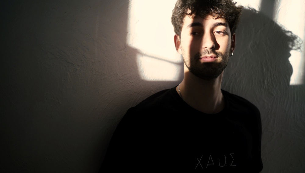flixgr's tweet photo. Χειμαρρώδης κι έτοιμος για όλα, ο Νίκος Κολιούκος μιλάει στο Flix, λίγο πριν την πρεμιέρα της μικρού μήκους ταινίας του, «Το Χάος που Αφησε Πίσω της» στη La Cinef, το Διαγωνιστικό Τμήμα σπουδαστικών ταινιών του Φεστιβάλ Καννών https://t.co/TPxBo6Ijc8 #FlixTalks #Cannes2024 https://t.co/DEKFOrgsIt