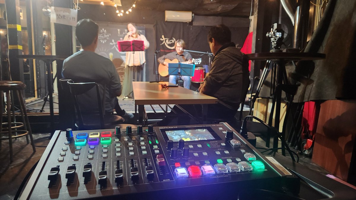 tanakacobb's tweet photo. 越前市十割蕎麦BAR大和にてライブ配信してます。カメラ3台、ビデオスイッチャーはローランドVR-6HD。スイッチングは、オートスイッチングで、機械に任せてます。
#roland #vr6hd https://t.co/nRdrCn2z2E