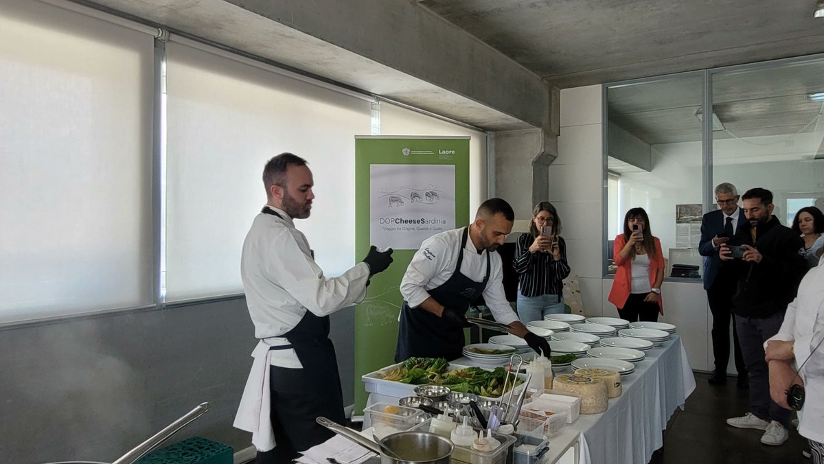 Dop Cheese Sardinia, lo show cooking dello chef stellato Stara
A Dolianova (Sud Sardegna)  by Alessandra Guigoni 

foodmoodmag.it/read/dop-chees…

#fradisminoris #michelinstar #guidamichelin #pecorinosardodop #fioresardodop #pecorinoromanodop #laore #altacucina #chef