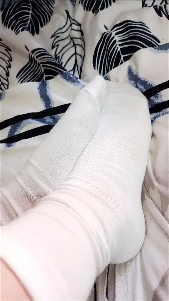 Kk31778's tweet photo. 想被训练成一看到祖宗就叫妈妈磕头 一看到中指就勃起 一看到鞋底就忍不住上贡 一看到被清空的余额就开撸射精的无脑大傻逼的来找我当傻逼 #压榨奴 ＃工资奴 #贡奴 #ATM奴 #吸金 ＃账单奴 #无脑贡 #报销奴 #ATM打钱奴 ＃匿名贡 #压榨奴 ＃工资奴 ＃贡奴 ＃金钱压榨 ＃贡畜 ＃无脑贡 #榨金 ＃女性崇拜 https://t.co/C1bSnFTHk4