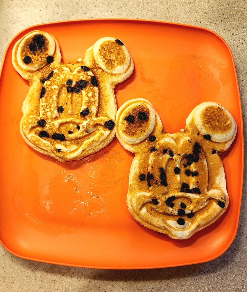 Kicking off the last day of school (for 2) with #MickeyMouse Chocolate Chip Pancakes 🍫 #souths1dehype @Disney #breakfast