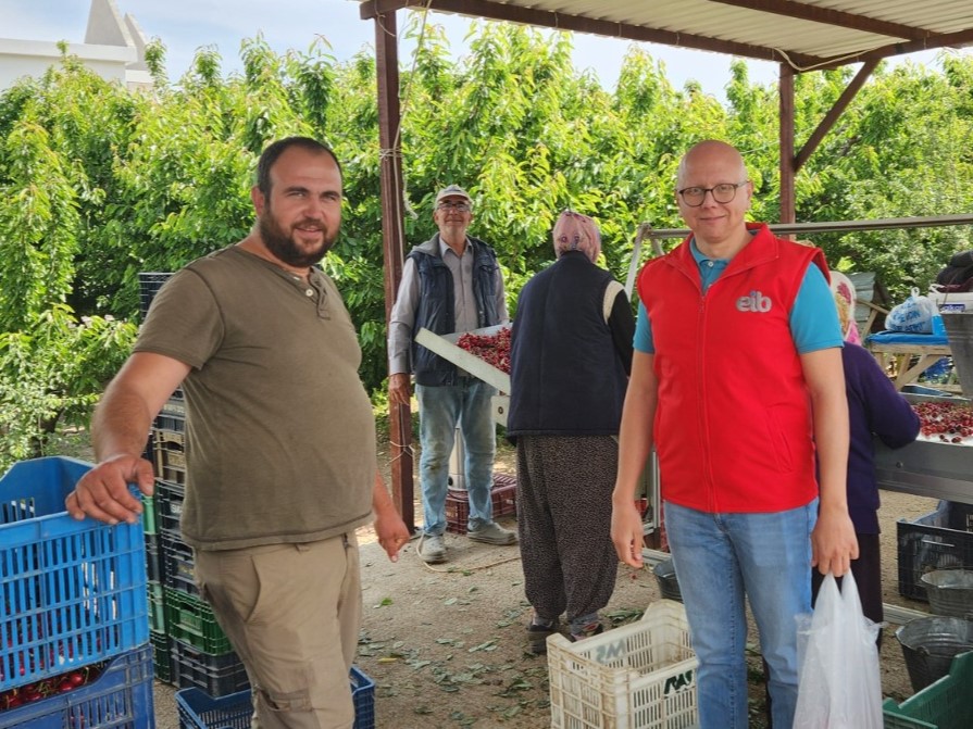 egeihracatci's tweet photo. Ege Yaş Meyve Sebze İhracatçıları Birliğimiz, yürüttüğü ‘Kullandığımız Pestisitleri Biliyoruz Projesi’ kapsamında üreticileri bilgilendirme ve ürün analizi çalışmalarına 2024 yılında da devam ediyor.

Proje kapsamında, üye firmalarımıza yönelik ürün analizi çalışması gerçekleştirilmek üzere İzmir ve Manisa'da bulunan kiraz üreticilerinden numuneler alındı.

#kiraz #meyve #tarım #ziraat #çiftçi #kullandığımızpestisitleribiliyoruz #pestisit #proje #ihracat #ticaret #ihracatlabüyüyoruz