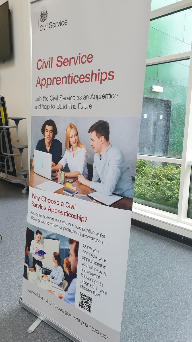 Thankyou to Lyndsey and Helen from @JCPinSouthYorks for coming into our Careers Cafe today to talk to our students about the vast array of opportunities in the Civil Service including apprenticeships #OpportunitiesForAll #skills #careers