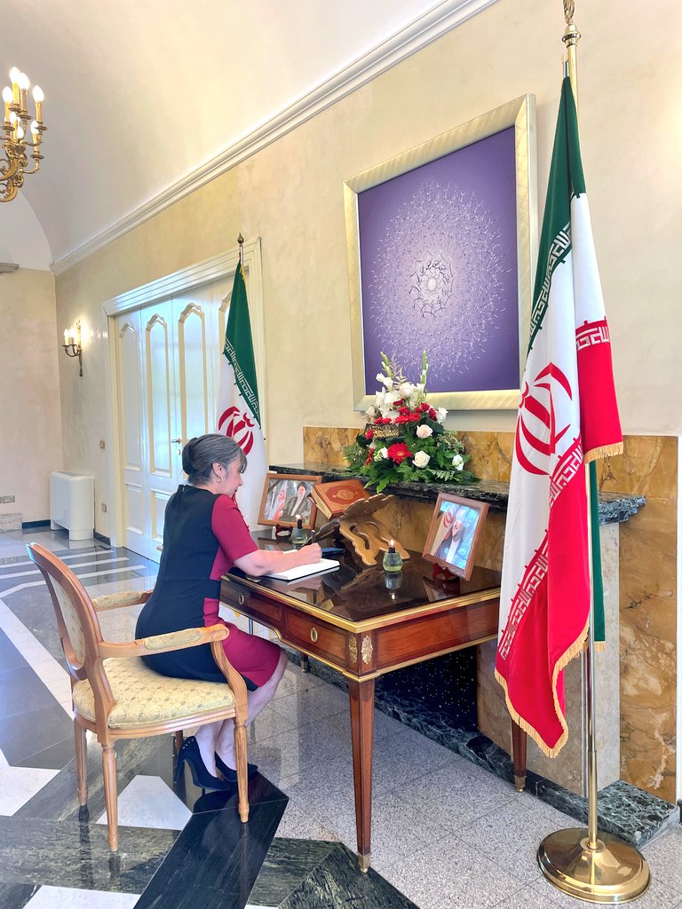 Firmé el libro de condolencias  en la Embajada de #Irán en #Italia en memoria del presidente #EbrahimRaisi y el ministro de Relaciones Exteriores, Hossein Amir Abdollahian, fallecidos en un lamentable accidente aéreo.